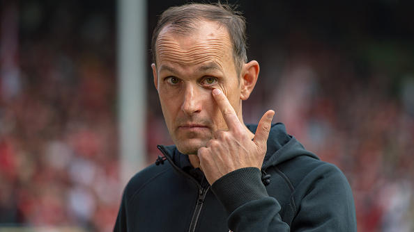 Heiko Herrlich will mit Bayer Leverkusen einen Sieg im Kellerduell gegen den VfB Stuttgart
