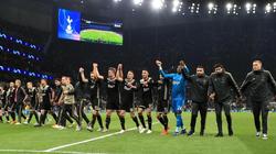 Die Spieler von Ajax Amsterdam jubeln über ihren Sieg bei Tottenham Hotspur