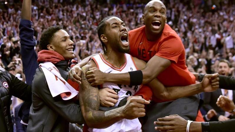 Kawhi Leonard (M) feiert den Sieg seiner Toronto Raptors gegen die Philadelphia 76ers Kawhi Leonard (M) feiert den Sieg seiner Toronto Raptors gegen die Philadelphia 76ers