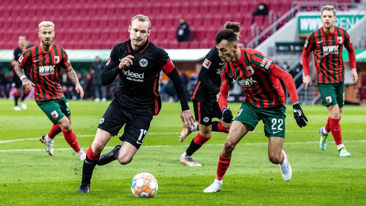 Sebastian Rode (l.) und die Frankfurter Eintracht spielten in Augsburg unentschieden