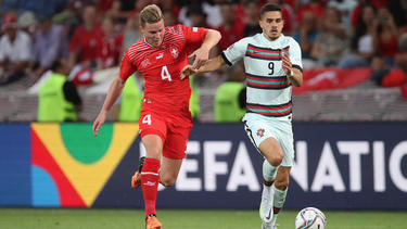 Nico Elvedi (l.) im Laufduell mit André Silva (r.)