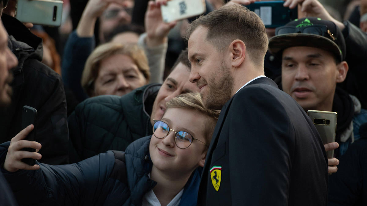 Sebastian Vettel darf erste Runden im Ferrari drehen Sebastian Vettel darf erste Runden im Ferrari drehen