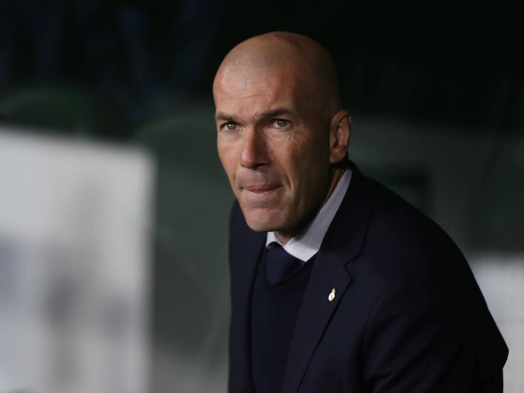 Zidane en el banquillo del Benito Villamarín.