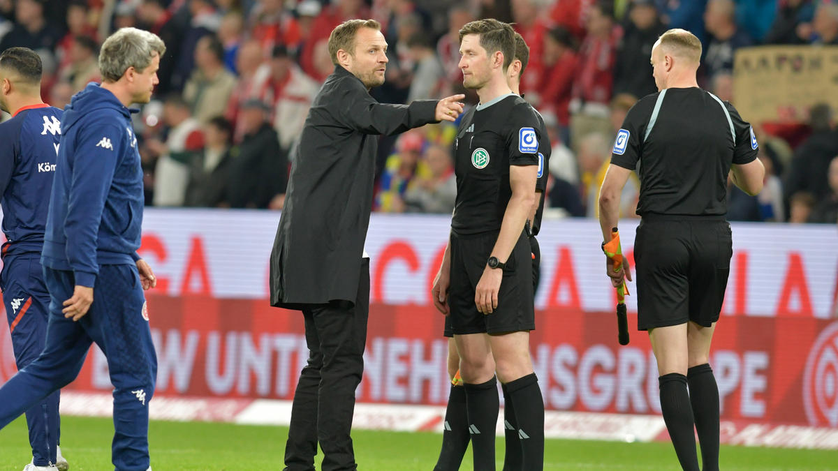 Matthias Jöllenbeck (2.v.r.) diskutiert mit Mainz-Trainer Bo Svensson (2.v.l.)
