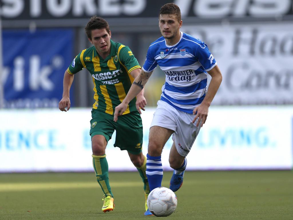 Mateusz Klich (r.) in actie tijdens PEC Zwolle - ADO Den Haag. (20-10-2013)