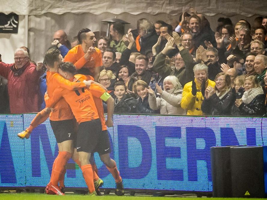 HHC Hardenberg juicht nadat het op voorsprong is gekomen door een doelpunt van Kobussen, tegen Eredivisionist NEC in de KNVB-beker. (15-12-2015)