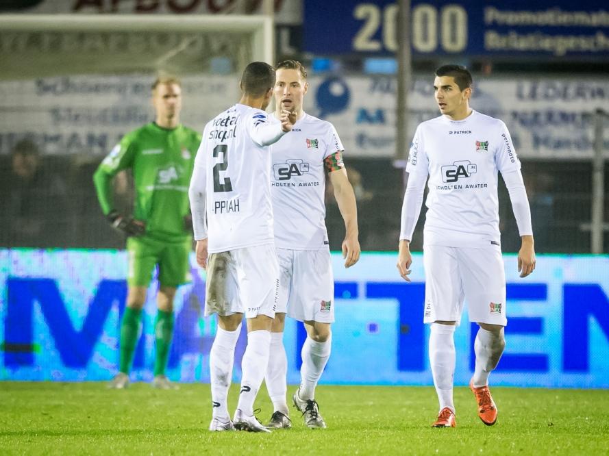 NEC-verdedigers Marcel Appiah (l.), Rens van Eijden (m.) en Wojciech Golla (r.) druipen af, nadat HHC op 1-0 voorsprong is gekomen. (12-15-2015)