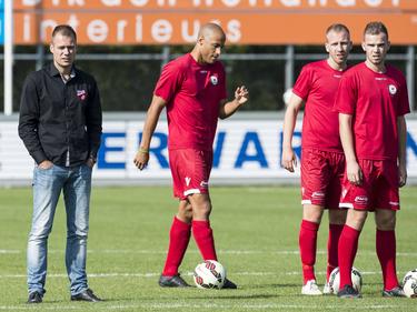 Danny Buijs (l.) staat samen met zijn spelers op het veld tijdens de warming-up voor de thuiswedstrijd tegen SV Spakenburg. (04-10-2014)