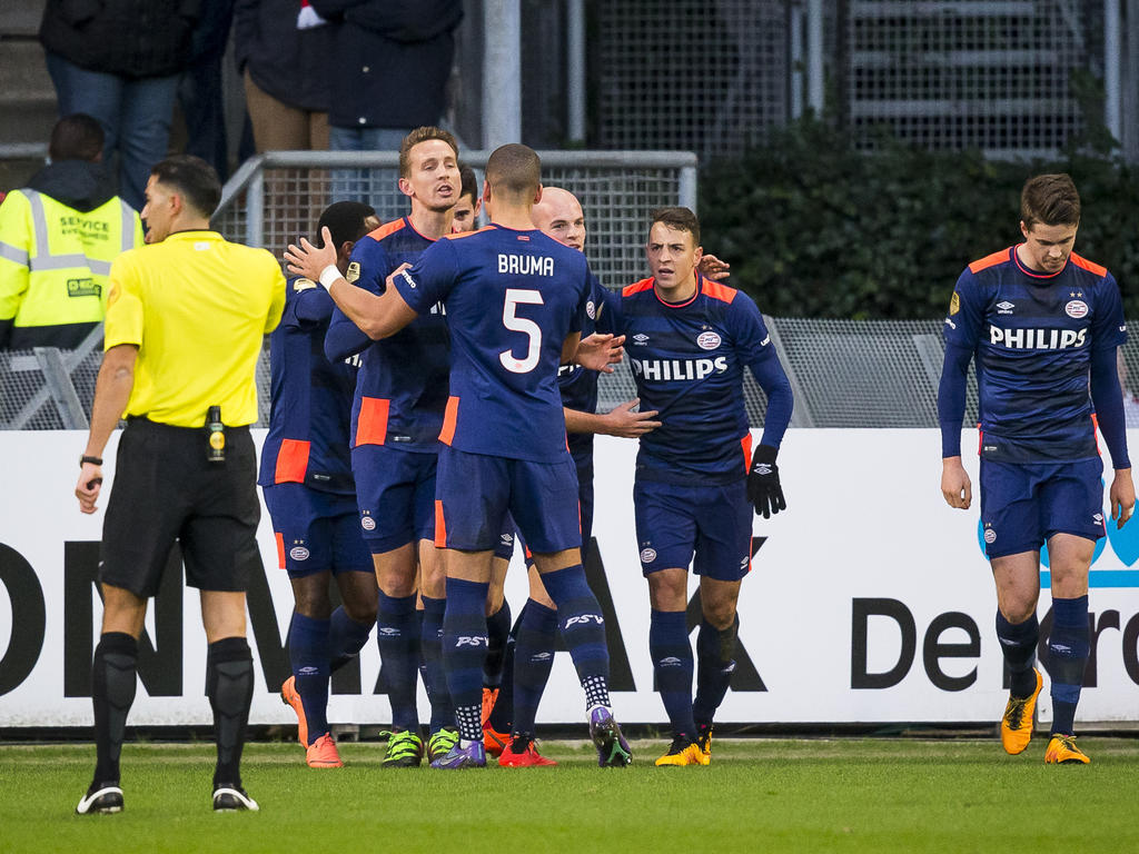 Santiago Arias heeft PSV op een 1-0 voorsprong gezet tegen FC Utrecht, maar de spelers van de Eindhovenaren vieren het feestje met zijn allen. (07-02-2016) Santiago Arias heeft PSV op een 1-0 voorsprong gezet tegen FC Utrecht, maar de spelers van de Eindhovenaren vieren het feestje met zijn allen. (07-02-2016)