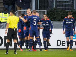 Santiago Arias heeft PSV op een 1-0 voorsprong gezet tegen FC Utrecht, maar de spelers van de Eindhovenaren vieren het feestje met zijn allen. (07-02-2016)