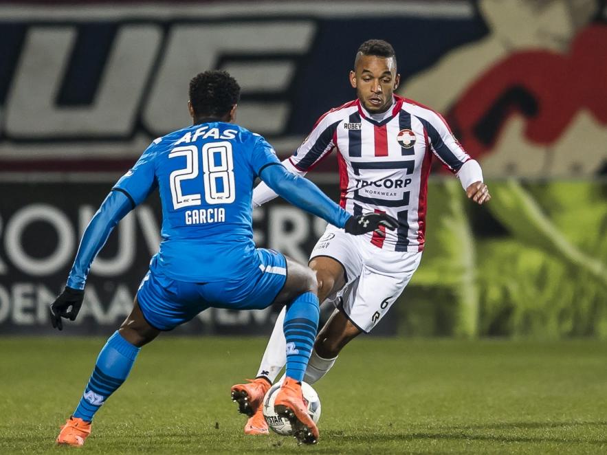 Funso Ojo (r.) hoopt AZ-middenvelder Levi Garcia op snelheid voorbij te komen tijdens Willem II - AZ. (12-03-2016)