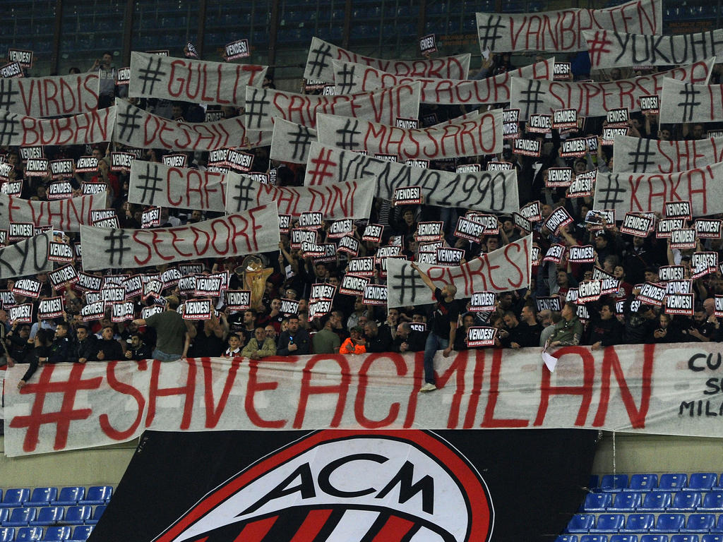 Supporters van AC Milan protesteren tegen het beleid van hun club voorafgaand aan AC Milan - Sampdoria. (12-04-2015)