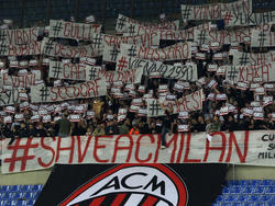 Supporters van AC Milan protesteren tegen het beleid van hun club voorafgaand aan AC Milan - Sampdoria. (12-04-2015)