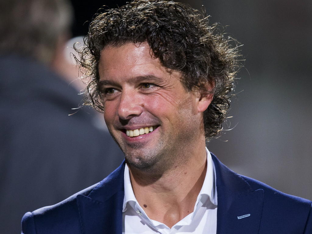 Jean-Paul de Jong is rustig voor de wedstrijd FC Oss - FC Eindhoven in de Jupiler League. Of lacht de trainer van FC Eindhoven hier de spanning weg? (17-10-2014)
