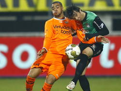 NEC speler Jeffrey Leiwakabessy (r) in duel met Volendam speler Brandley Kuwas (l). (16-03-2015)