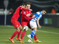 FC Twente-spelers Youness Mokhtar (l.) en Robbert Schilder (m.) hebben het in de halve finale van de KNVB Beker lastig tegen PEC Zwolle-aanvaller Mustafa Saymak. (07-04-2015)