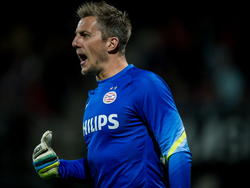Nu de titel binnen is in Eindhoven, krijgt tweede doelman Remko Pasveer een plek onder de lat bij PSV. Hier coacht hij zijn medespelers in het duel met Excelsior. (25-04-2015)