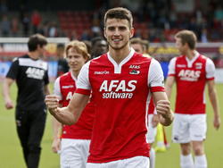 Wesley Hoedt viert feest na de overwinning van AZ op Excelsior na de laatste competitiewedstrijd. (17-05-2015)