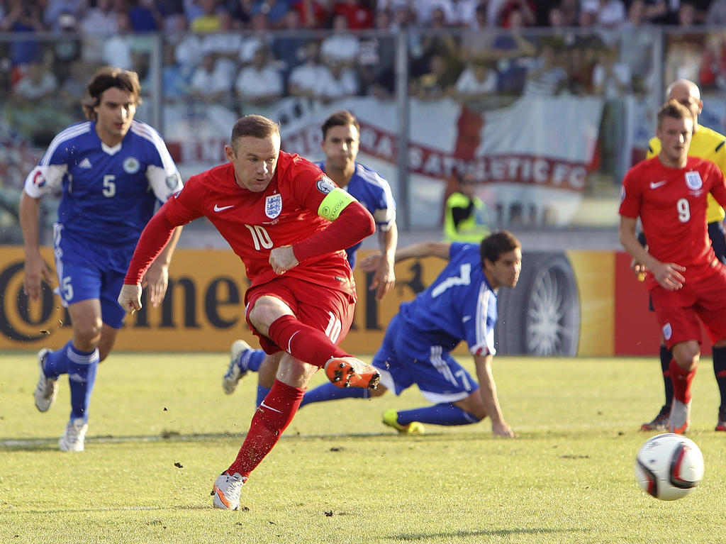 Con este penalti, Wayne Rooney abrió la goleada ante San Marino. (Foto: Getty)