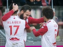 Sean Klaiber (l.), Nacer Barazite (m.) en Yassin Ayoub zoeken elkaar op na de 2-1 van FC Utrecht in het duel met FC Twente. (01-11-2015)