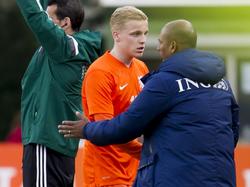 Bondscoach Aron Winter (r.) geeft Donny van de Beek een hand tijdens de kwalificatiewedstrijd tussen Oranje u19 en Noord-Ierland u19. De speler van Ajax wordt vlak voor tijd naar de kant gehaald. (26-03-2016)