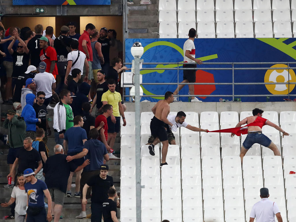 Englische und russische Fans sorgten für unschöne Szenen Englische und russische Fans sorgten für unschöne Szenen