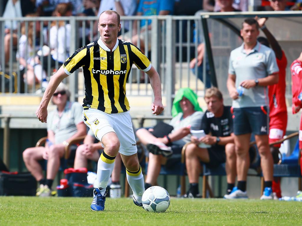 Elmo Lieftink dribbelt met de bal aan de voet in het vriendschappelijke duel met KV Oostende. (04-07-2015)
