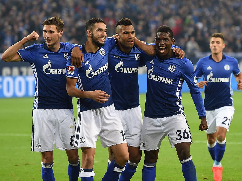 Arm in Arm: Schalke feiert den Befreiungsschlag in der Liga