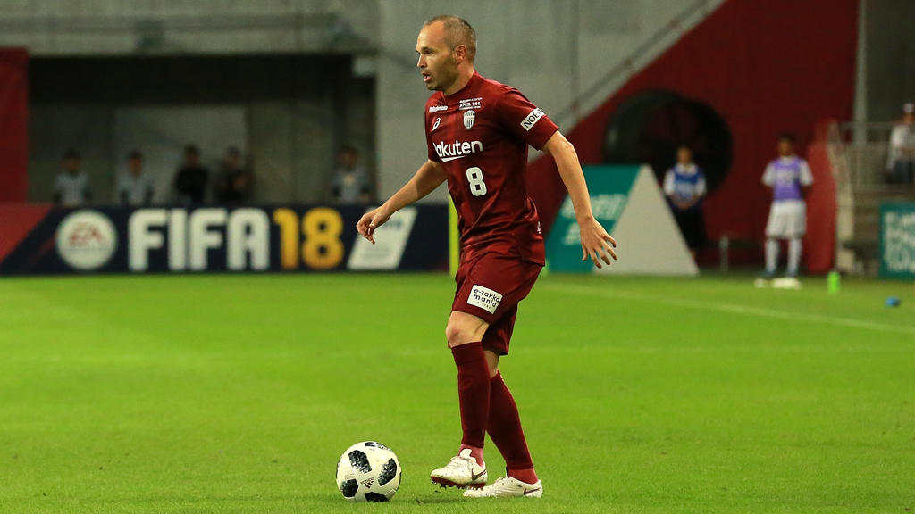 Iniesta controla el cuero como jugador del Vissel Kobe. (Foto: Getty)