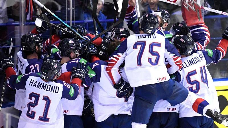 Großbritanniens Spieler jubeln über den 4:3-Sieg gegen Frankreich Großbritanniens Spieler jubeln über den 4:3-Sieg gegen Frankreich