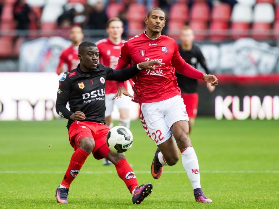 Leeroy Owusu (l.) gooit zijn lichaam in de strijd met Sébastien Haller (r.) tijdens FC Utrecht Excelsior. (06-11-2016)