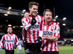 Vanuit een klutssituatie scoort Calero (m.) zijn eerste doelpunt in de Eredivisie. Michel Breuer (r.) viert het feestje van de openingstreffer tegen FC Utrecht mee. (14-01-2017)
