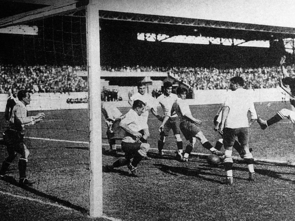 Strafraumszene aus dem ersten WM-Finale 1930 zwischen Uruguay und Argentinien