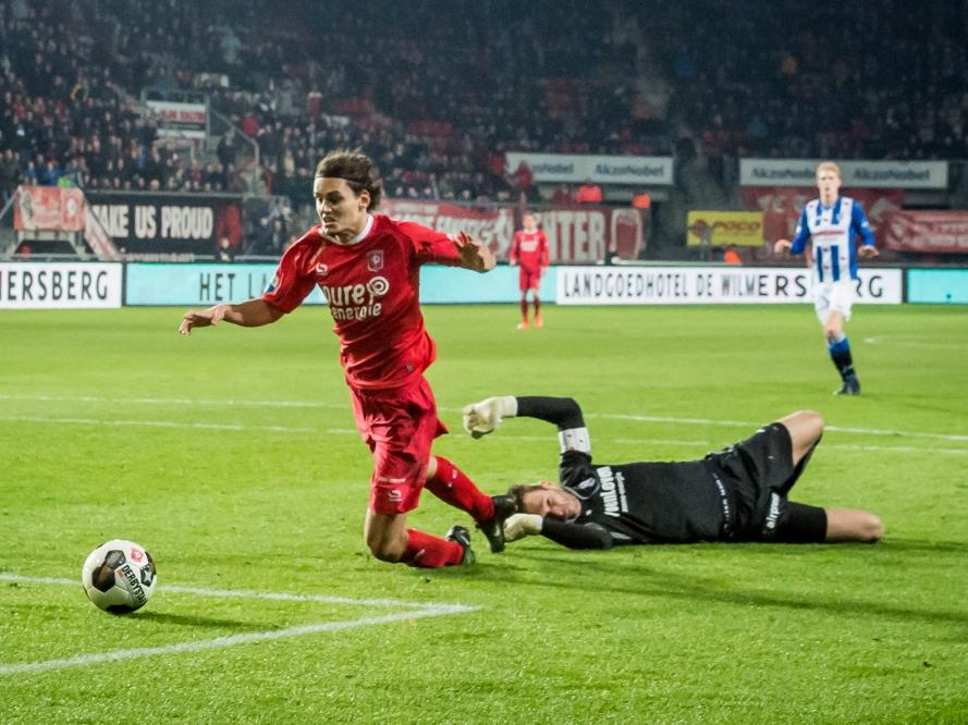Enes Ünal (l.) gaat gretig naar de grond als hij contact voelt met Erwin Mulder (r.) die in het duel FC Twente - sc Heerenveen een penalty veroorzaakt. (18-02-2017)