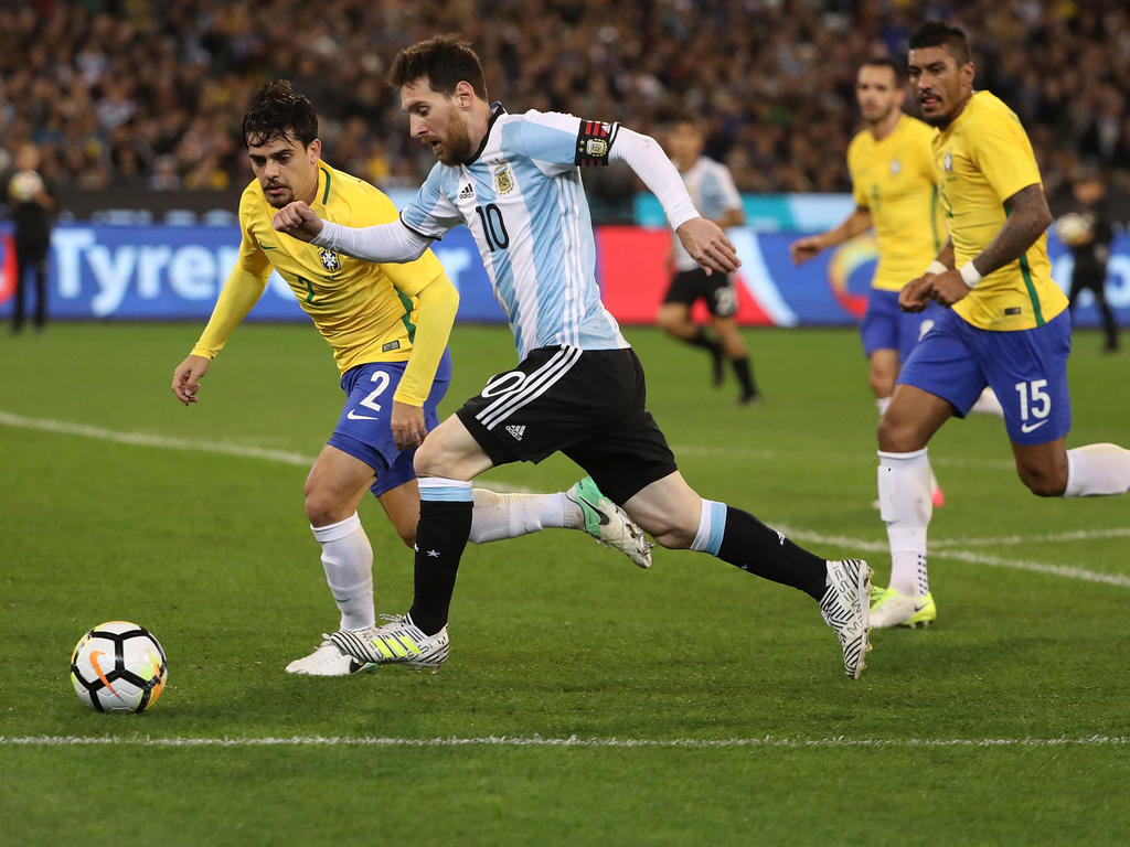 Messi conduce ante Fágner y Paulinho (Foto: Getty)