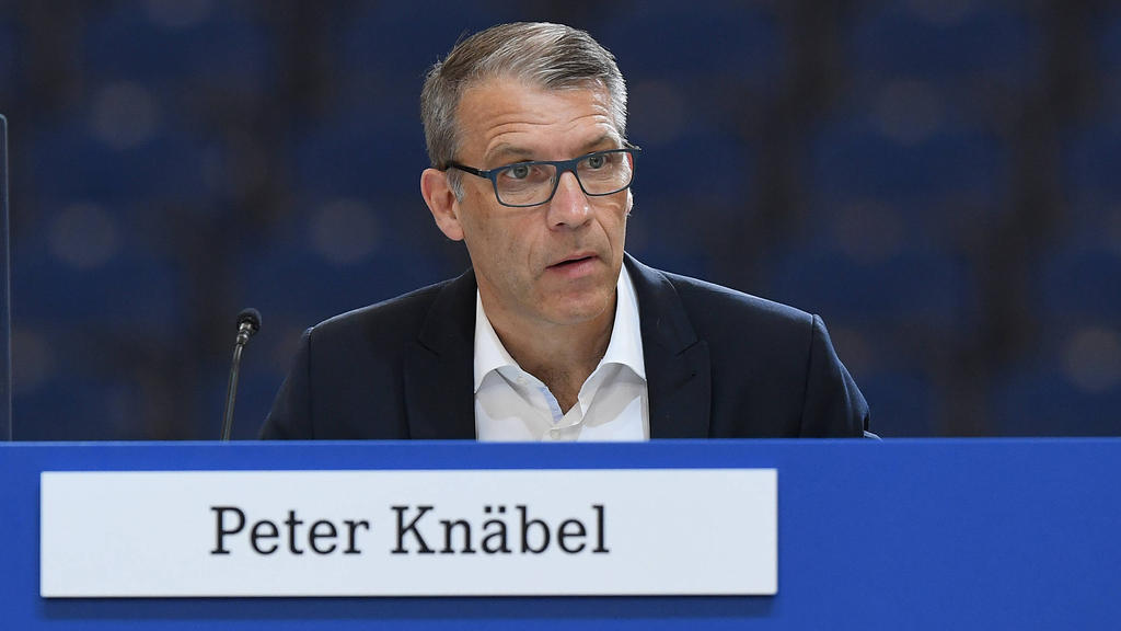 Ist mit Sportdirektor Rouven Schröder sehr zufrieden: Schalkes Sportvorstand Peter Knäbel
