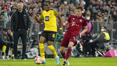 Jamie Bynoe-Gittens (l.) spielte beim FC Bayern in der zweiten Halbzeit mit