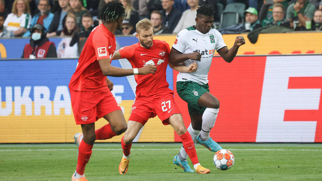 Bild mit Symbolkraft: Laimer (M.) kämpft um den Ball