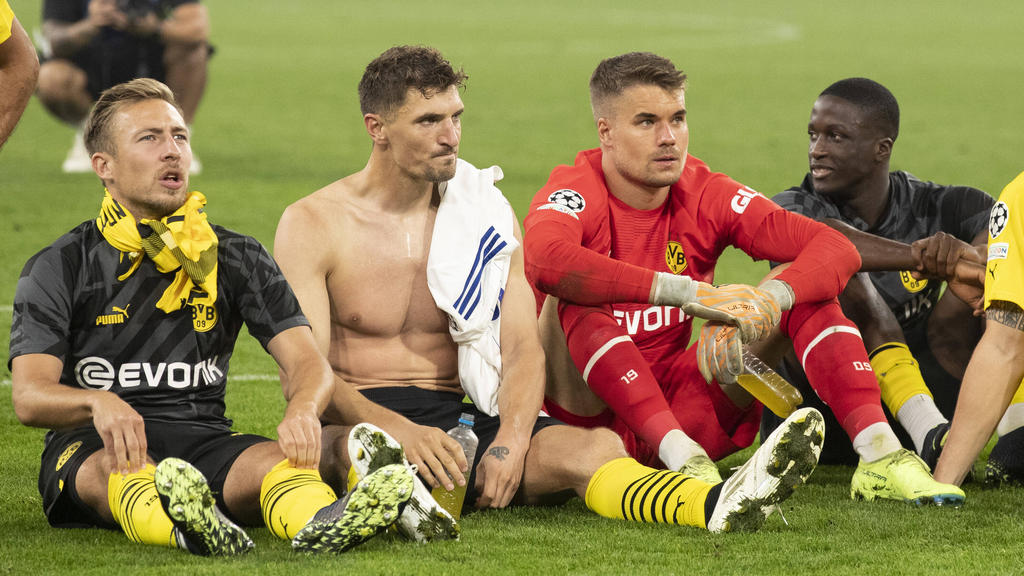 BVB-Star Thomas Meunier (2.v.l.) fand Gefallen an der Pyroshow BVB-Star Thomas Meunier (2.v.l.) fand Gefallen an der Pyroshow