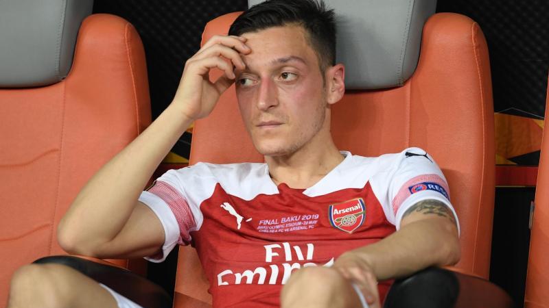 Arsenals Mesut Özil sitzt enttäuscht nach einer Niederlage auf der Bank