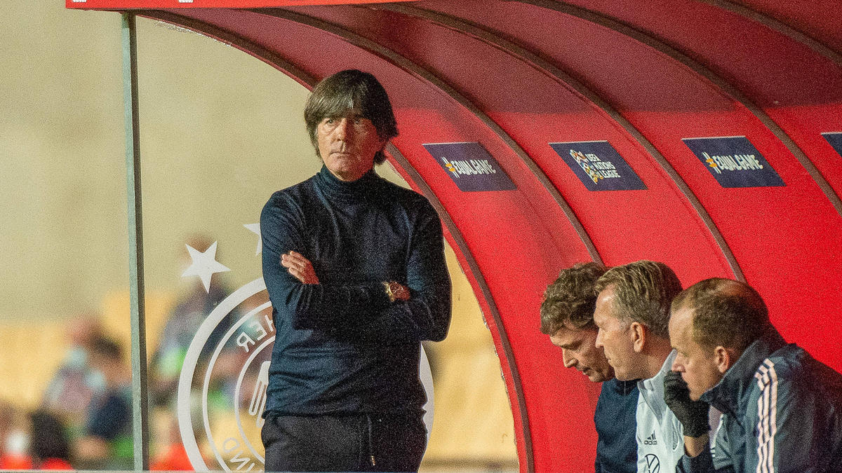 Anfang Dezember wird über die Zukunft von Joachim Löw als Bundestrainer entschieden Anfang Dezember wird über die Zukunft von Joachim Löw als Bundestrainer entschieden