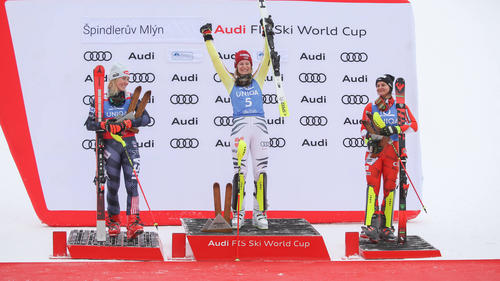 Lena Dürr (m.) gewinnt ihren ersten Slalom
