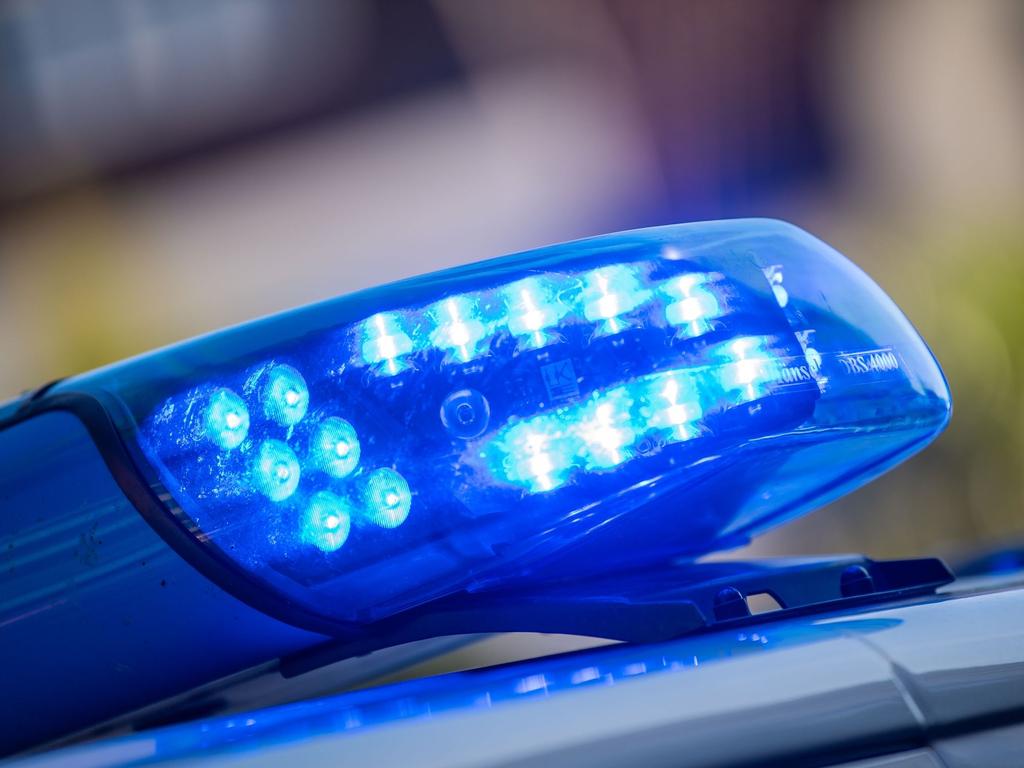 Nach einem Schuss aus der Dienstwaffe eines Polizisten am Rande des Bundesligaspiels zwischen dem FC Augsburg und Gladbach ist der Schütze suspendiert worden