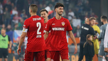 Atakan Karazor (r.) hat beim VfB Stuttgart verlängert