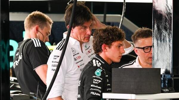 Wolff-bleibt-bei-Antonelli-noch-entspannt