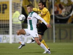 Jesper Drost (l.) weet zijn lichaam slim te gebruiken en houdt daarmee Ard van Peppen van zich af tijdens Roda JC - FC Groningen. (06-12-2015)