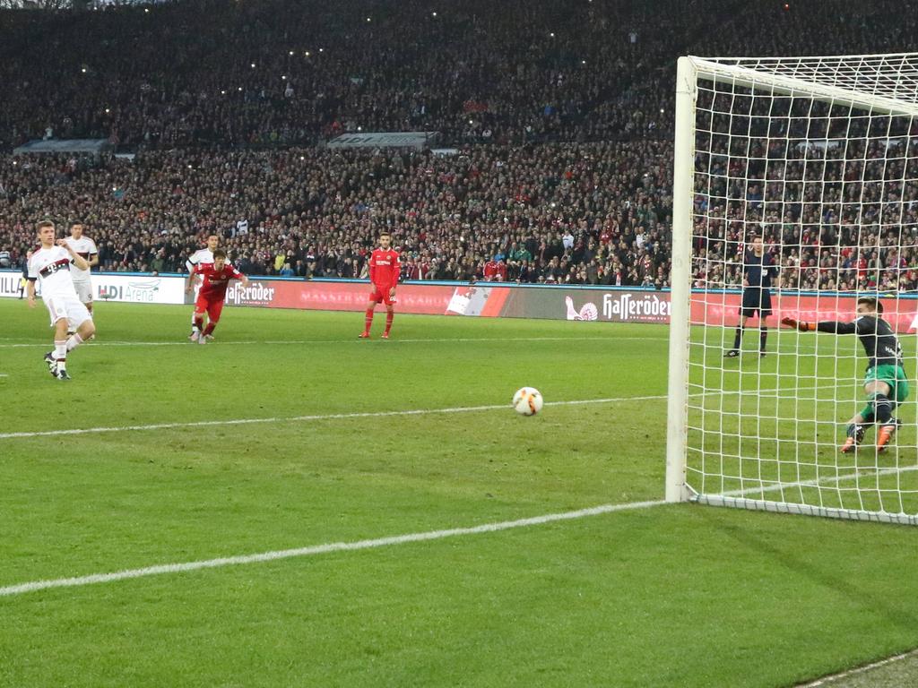 Thomas Müller guckt sein Gegenüber Ron-Robert Zieler geschickt aus und verwandelt den Handelfmeter souverän. Bayern München führt damit gegen Hannover 96 mit 1:0. (19.12.2015)