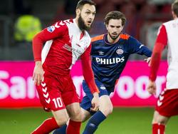 Nacer Barazite (l.) kijkt vooruit naar het spel, terwijl Davy Pröpper op de speler van FC Utrecht afkomt. (07-02-2016)