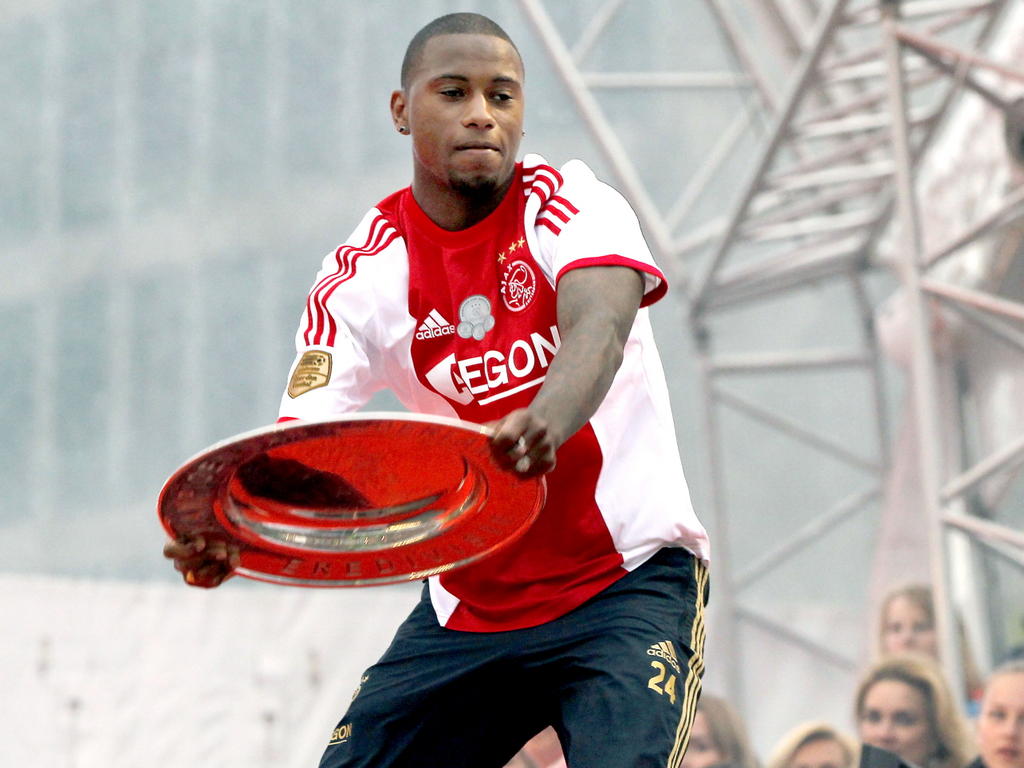 Ook Stefano Denswil mag de kampioensschaal omhoog houden op het feest van Ajax. In totaal speelt Denswil zeventien wedstrijden in het Eredivisieseizoen 2013/2014. Ook Stefano Denswil mag de kampioensschaal omhoog houden op het feest van Ajax. In totaal speelt Denswil zeventien wedstrijden in het Eredivisieseizoen 2013/2014.