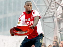 Ook Stefano Denswil mag de kampioensschaal omhoog houden op het feest van Ajax. In totaal speelt Denswil zeventien wedstrijden in het Eredivisieseizoen 2013/2014.